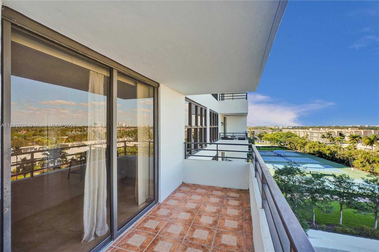 Small Image of 2500 PARKVIEW DR #808, Hallandale Beach Number 19