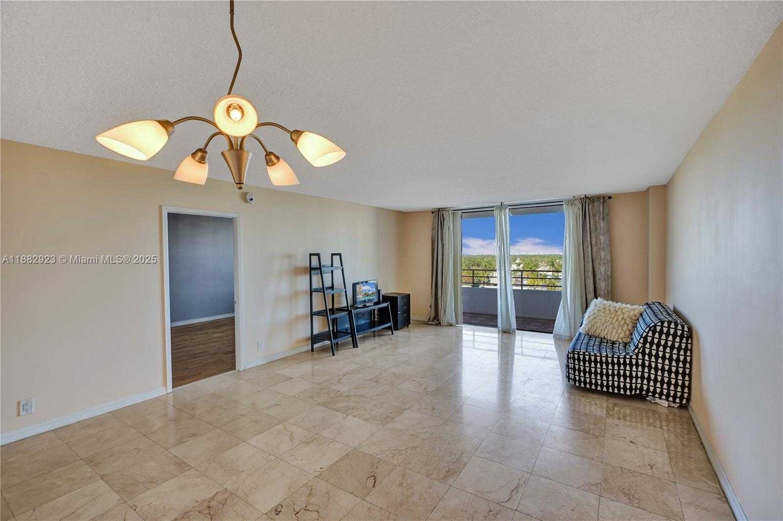 Small Image of 2500 PARKVIEW DR #808, Hallandale Beach Number 5
