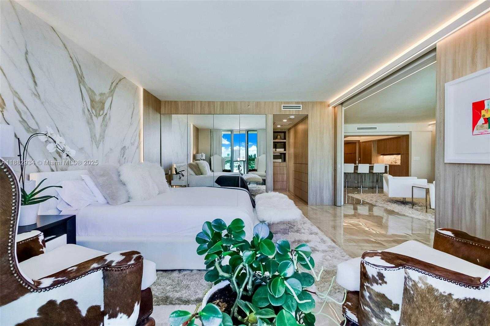 Small Image of 1455 OCEAN DR #811, Miami Beach Number 12