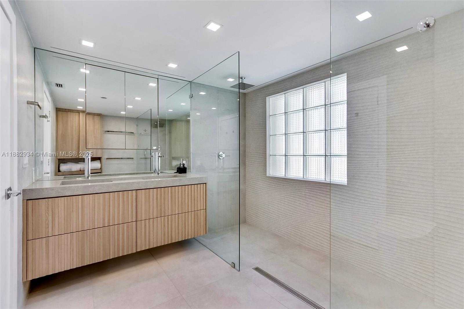 Small Image of 1455 OCEAN DR #811, Miami Beach Number 14