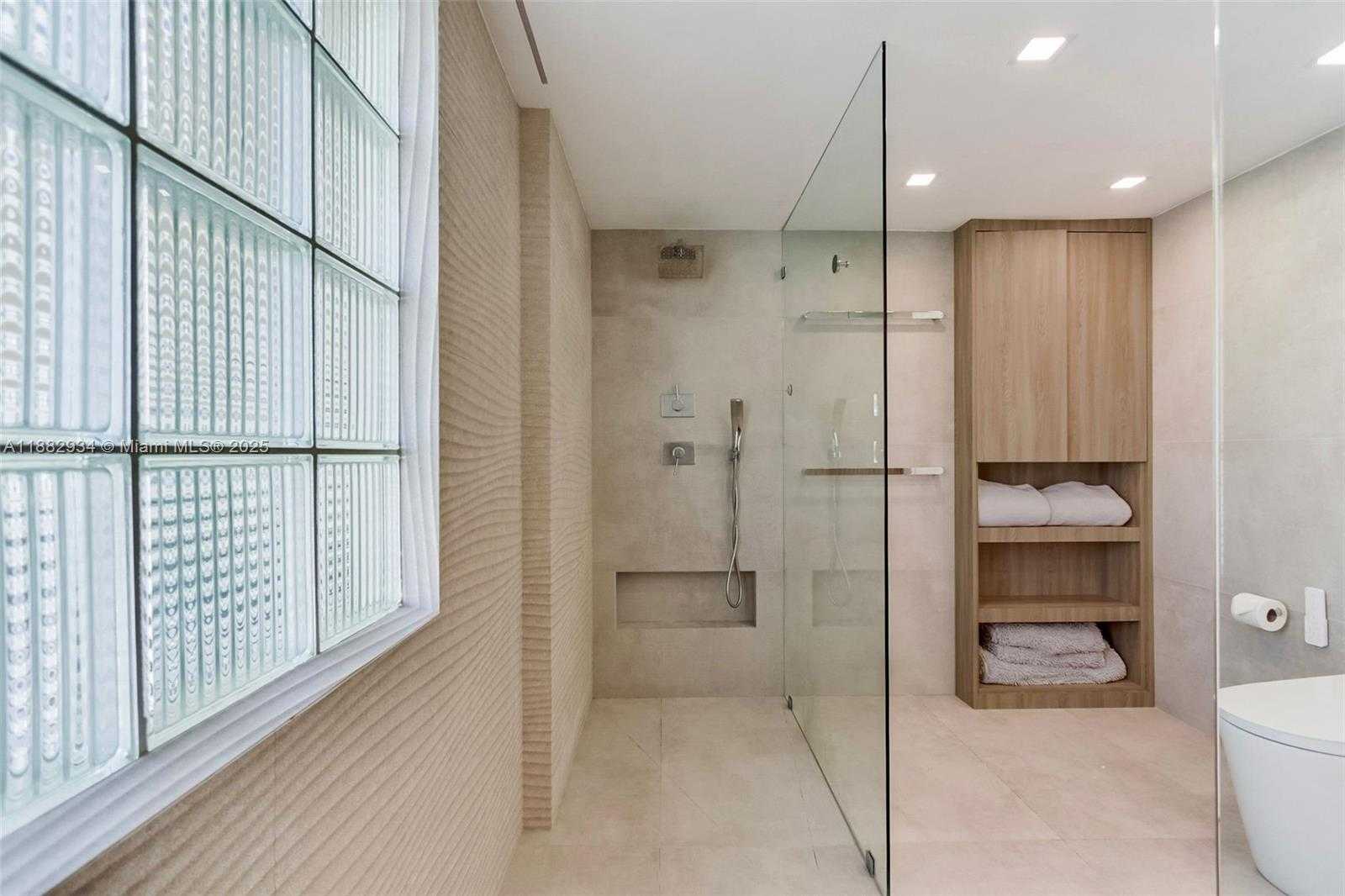 Small Image of 1455 OCEAN DR #811, Miami Beach Number 15