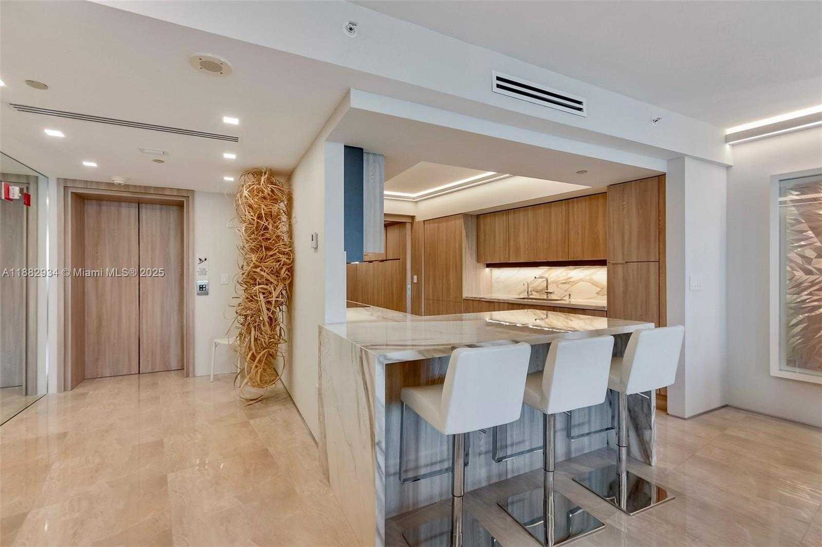 Small Image of 1455 OCEAN DR #811, Miami Beach Number 2