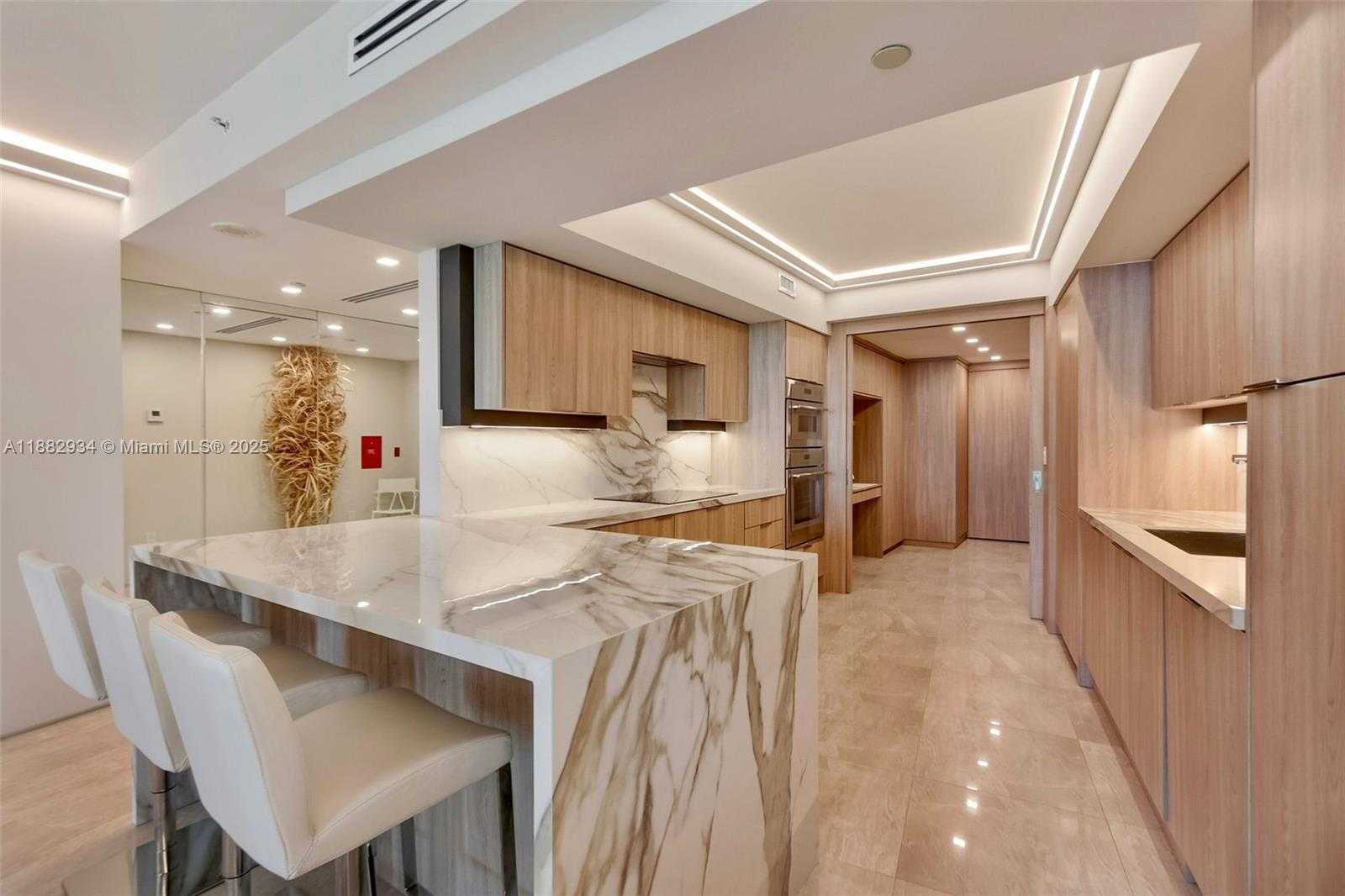 Small Image of 1455 OCEAN DR #811, Miami Beach Number 3