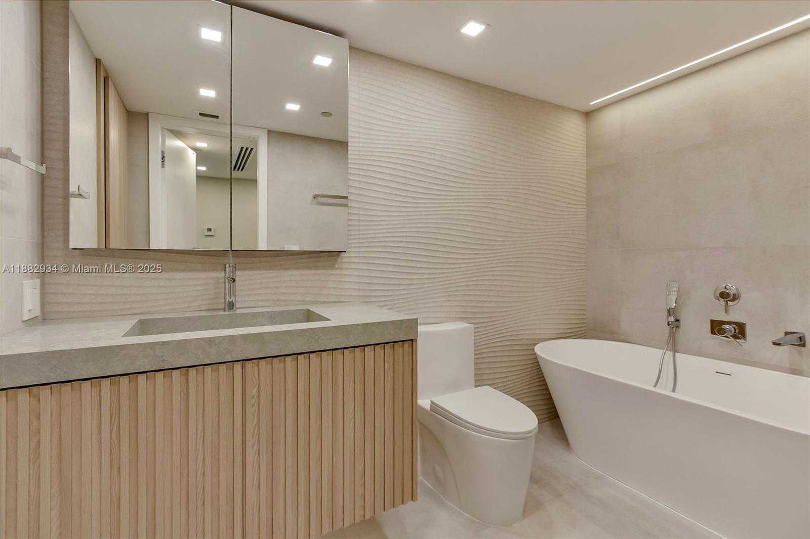 Small Image of 1455 OCEAN DR #811, Miami Beach Number 4