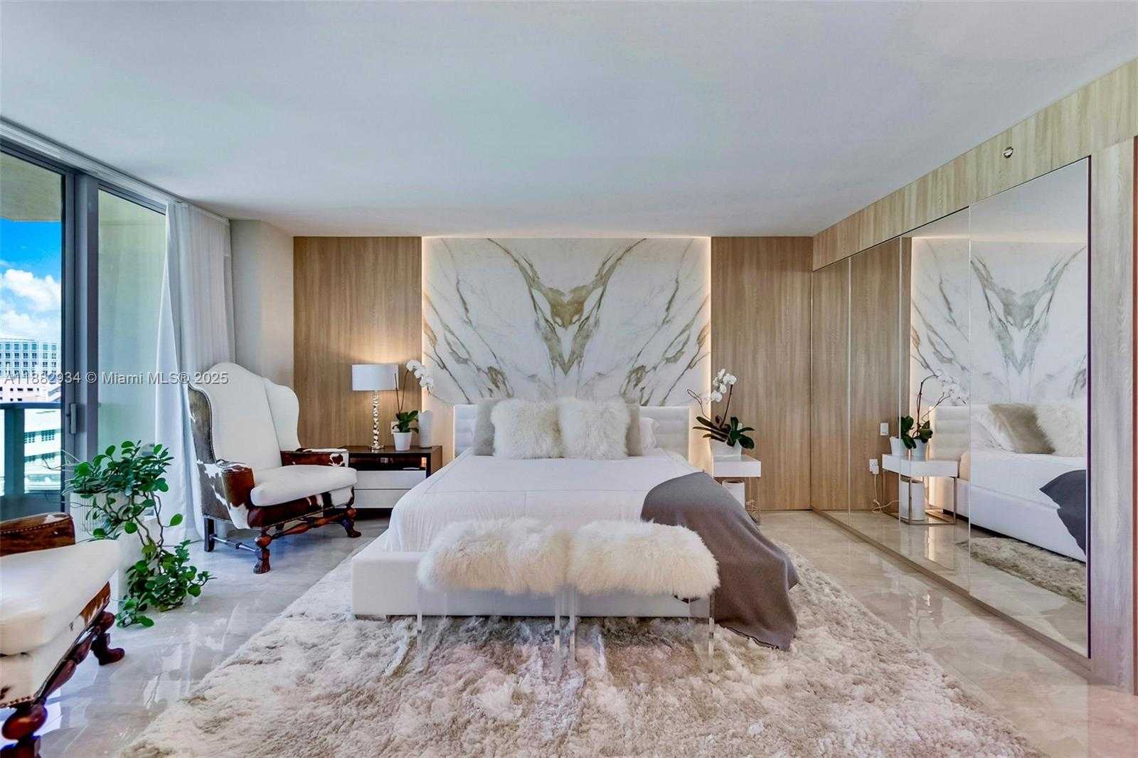 Small Image of 1455 OCEAN DR #811, Miami Beach Number 9