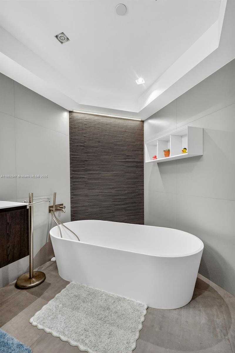 Small Image of 3000 ISLAND BLVD #906, Aventura Number 31