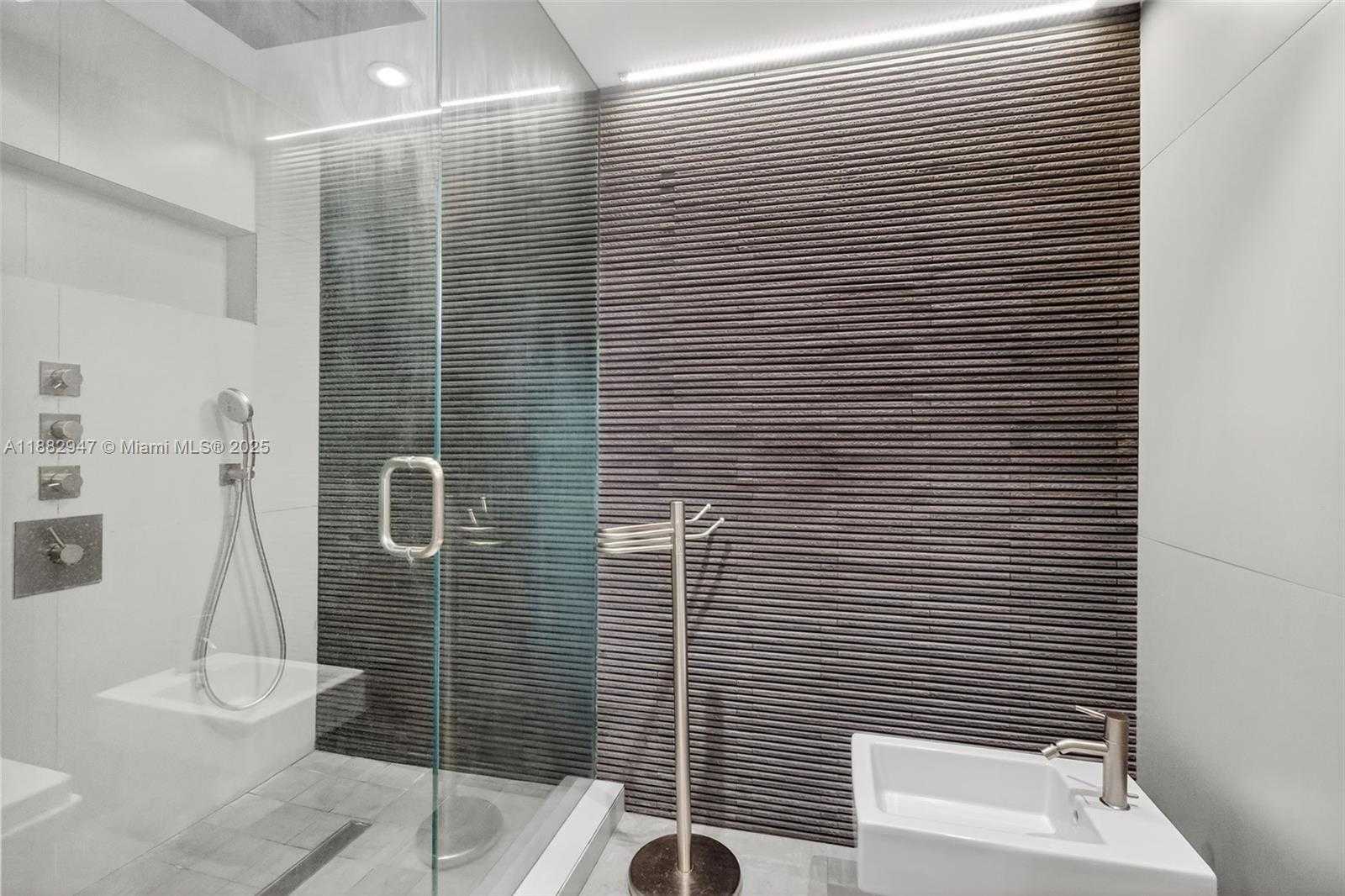 Small Image of 3000 ISLAND BLVD #906, Aventura Number 32