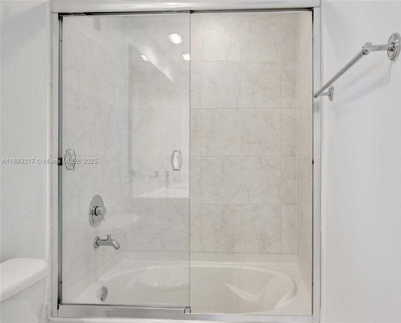 Small Image of 950 BRICKELL BAY DR #1704, Miami Number 32