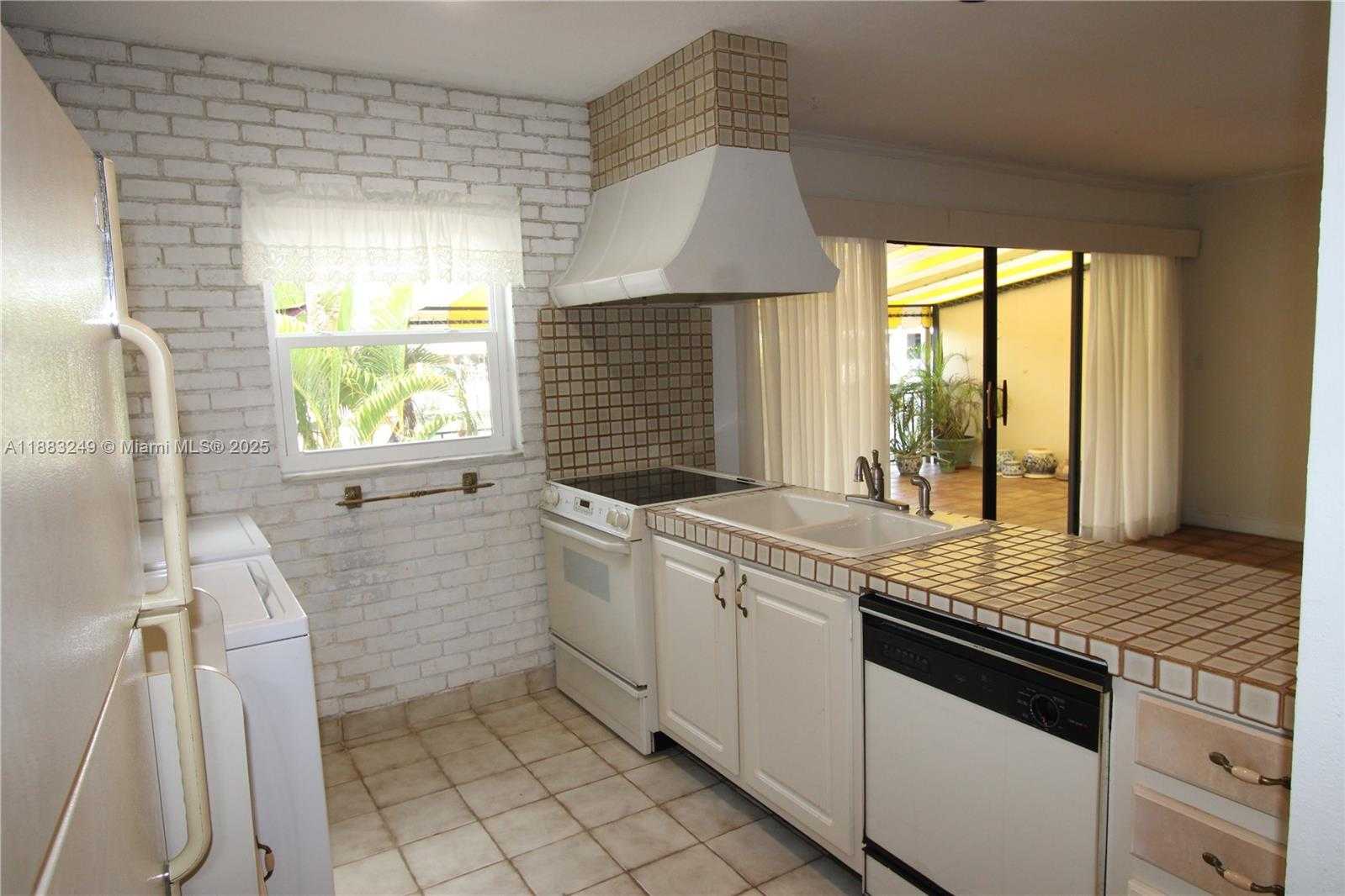 Small Image of 15512 SHARPECROFT DR, Miami Lakes Number 10