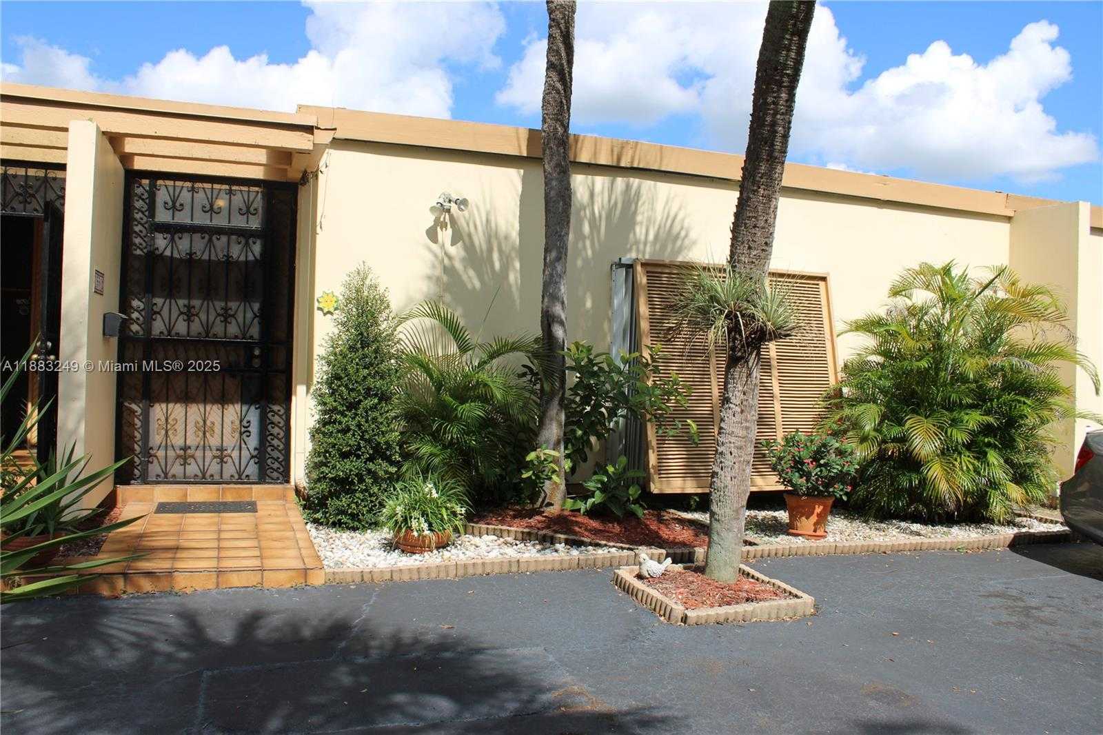 Small Image of 15512 SHARPECROFT DR, Miami Lakes Number 2