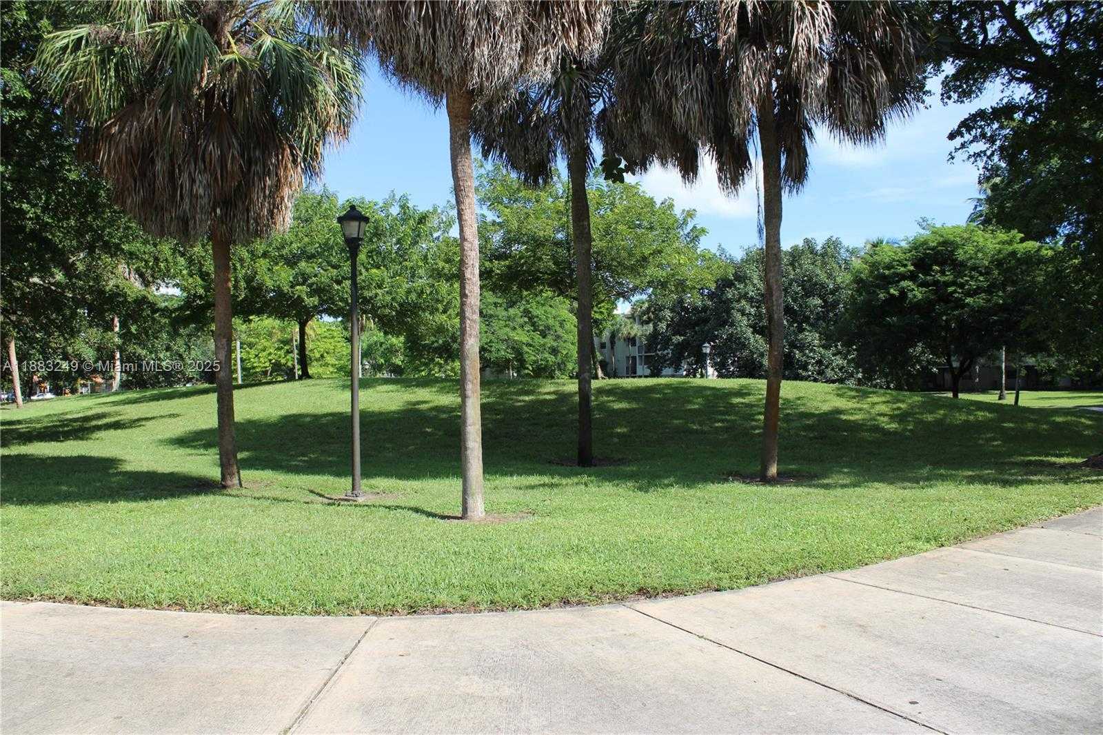 Small Image of 15512 SHARPECROFT DR, Miami Lakes Number 29