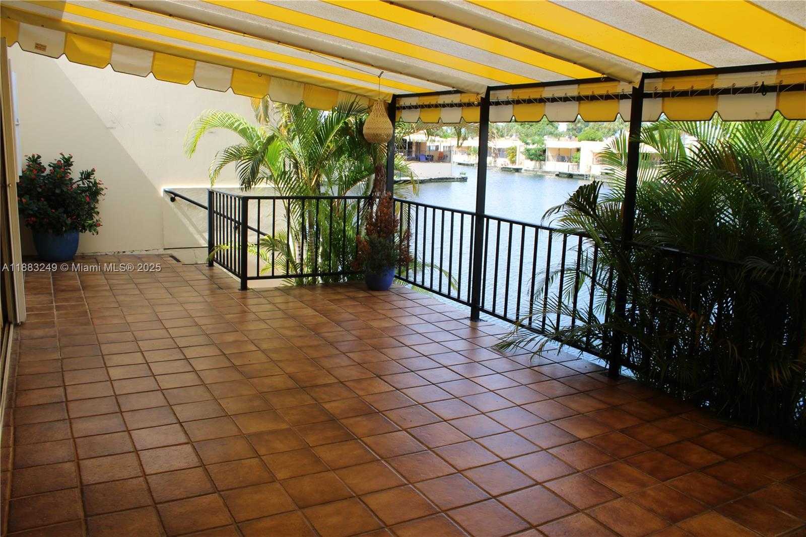 Small Image of 15512 SHARPECROFT DR, Miami Lakes Number 4