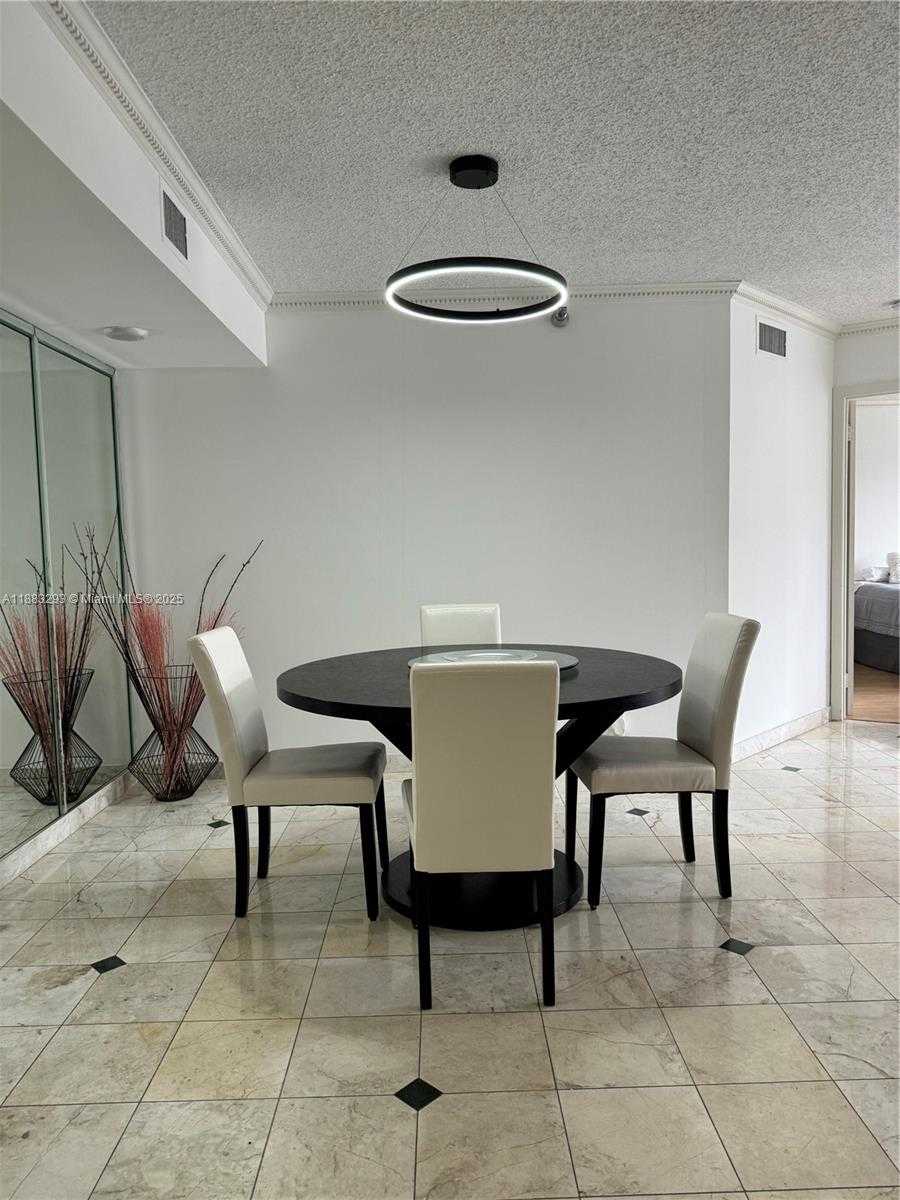 Small Image of Aventura Number 7
