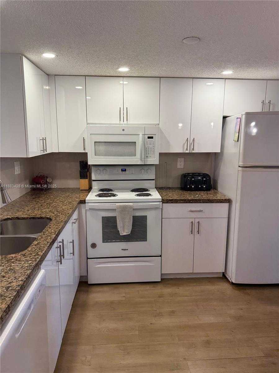 Small Image of 17801 NORTH BAY RD #505, Sunny Isles Beach Number 2