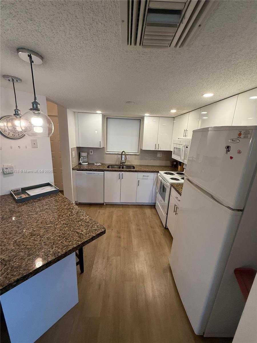 Small Image of 17801 NORTH BAY RD #505, Sunny Isles Beach Number 4