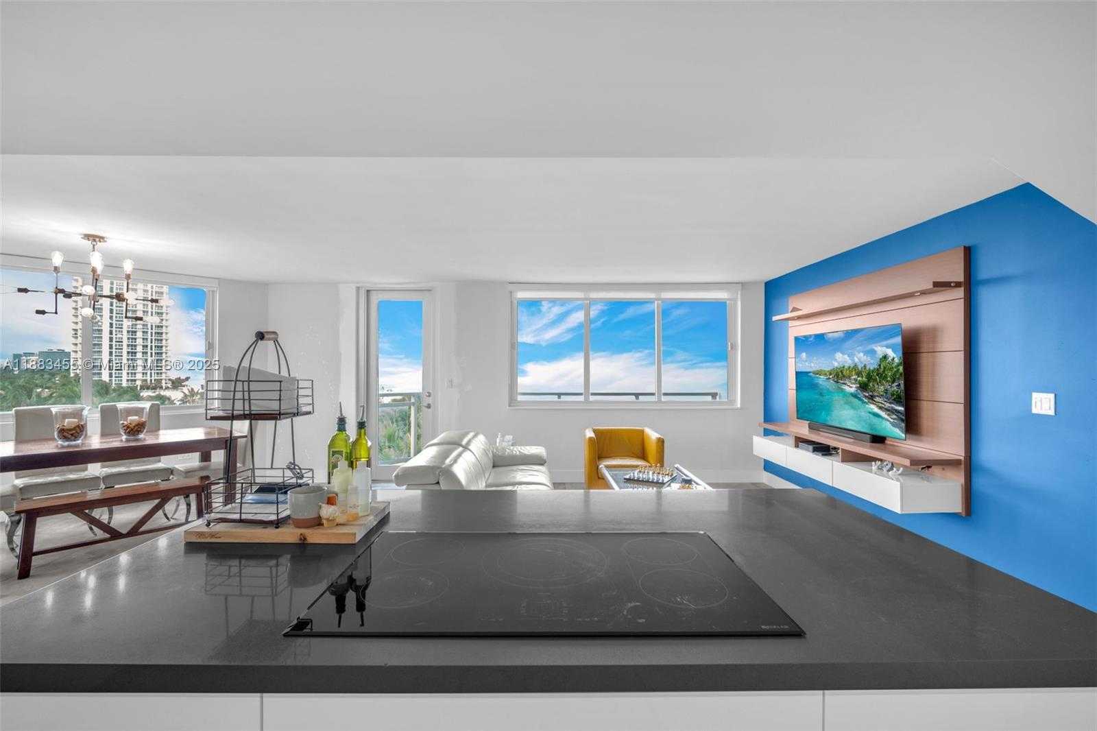 Small Image of 7135 COLLINS AVE #736, Miami Beach Number 3