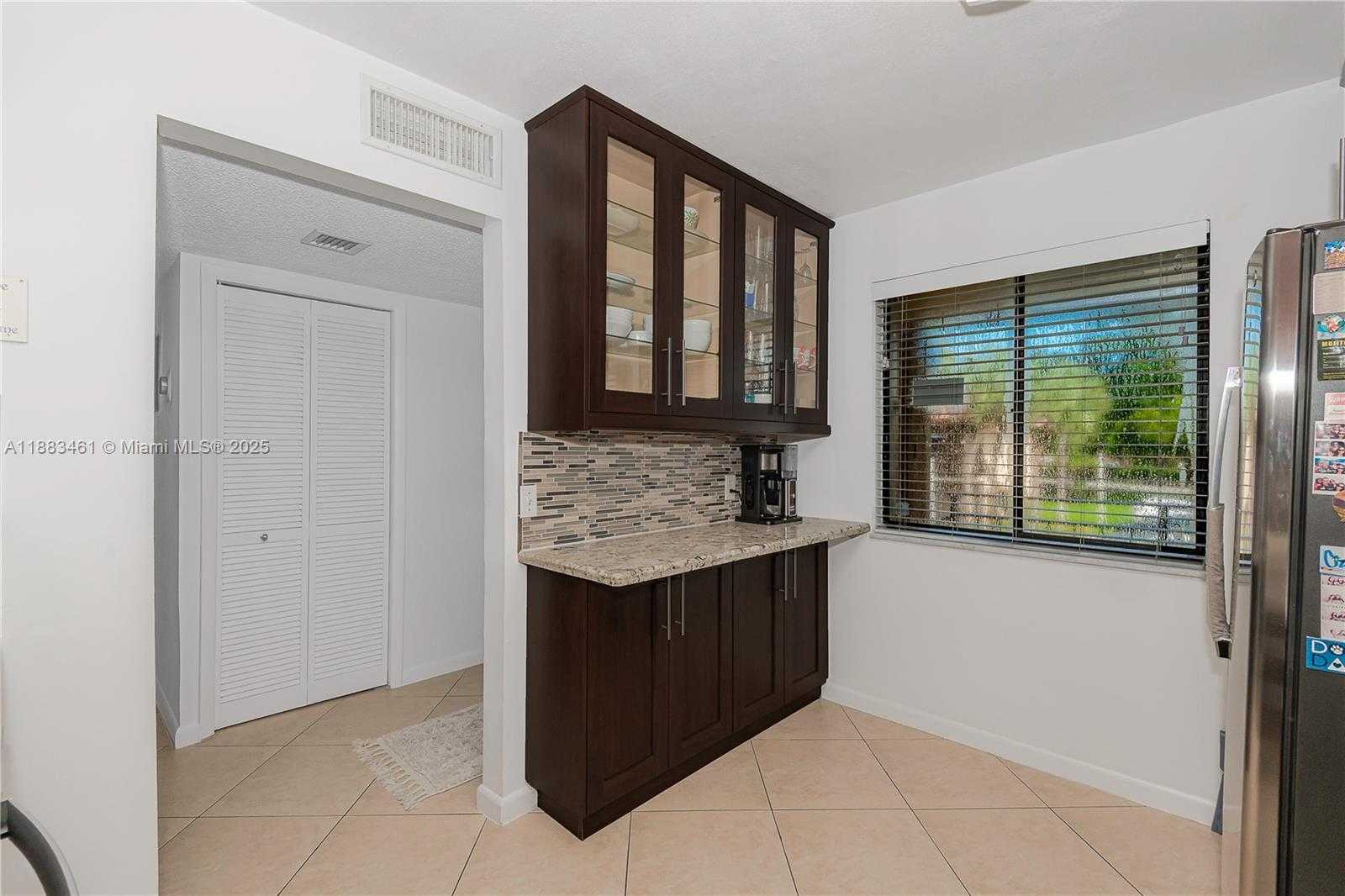 Small Image of 150 LAKEVIEW DR #205, Weston Number 11
