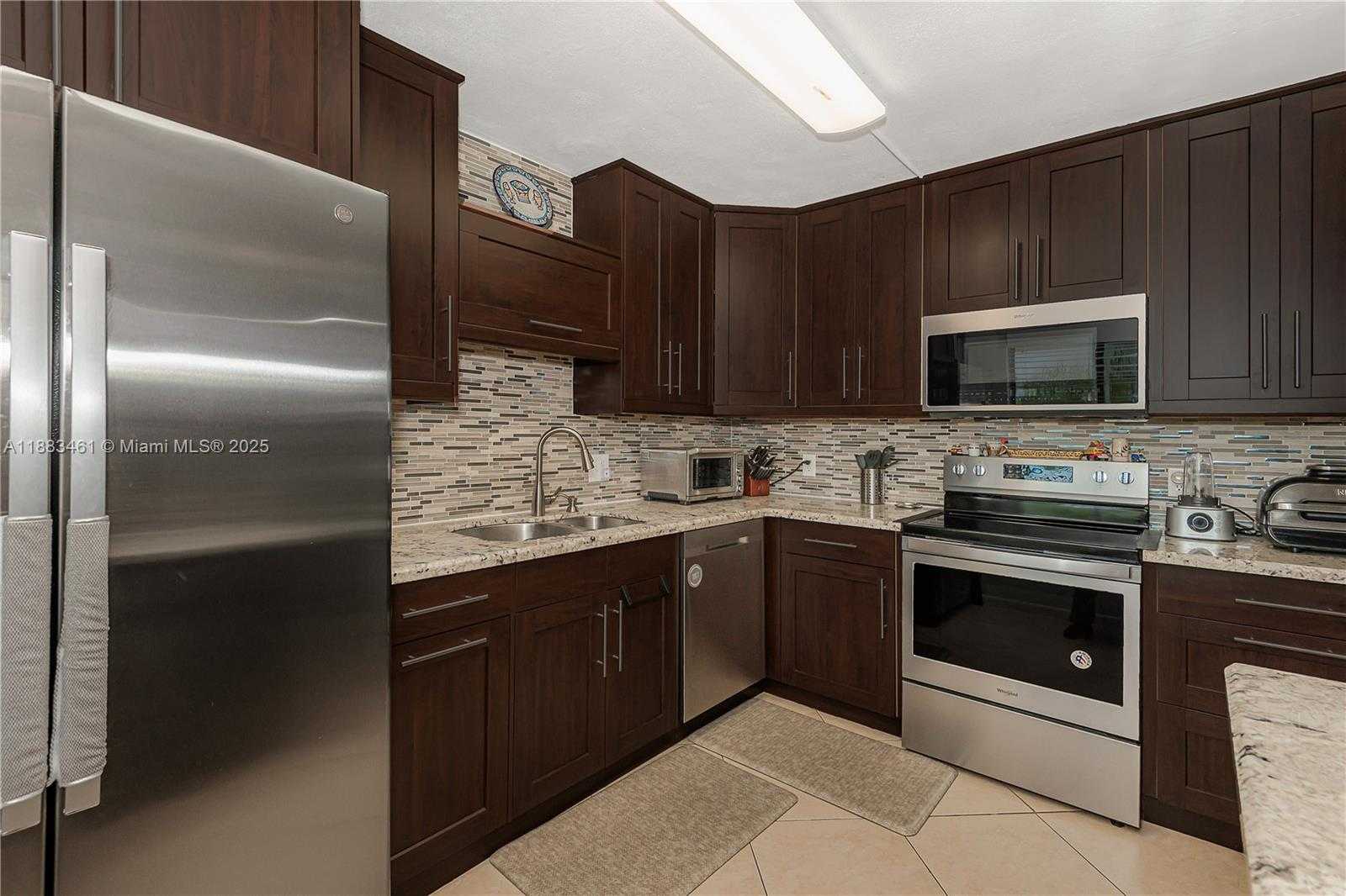 Small Image of 150 LAKEVIEW DR #205, Weston Number 12