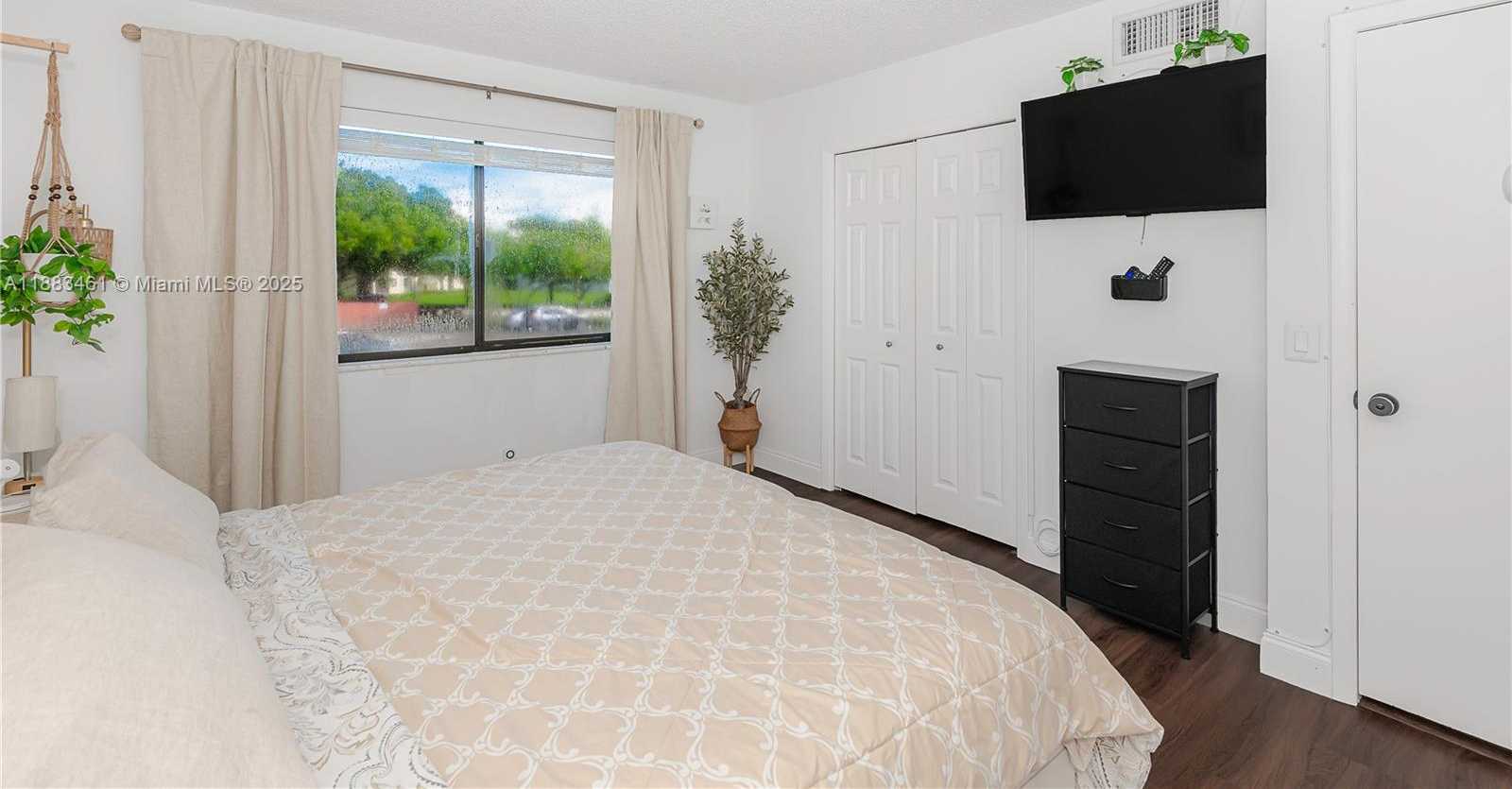 Small Image of 150 LAKEVIEW DR #205, Weston Number 16