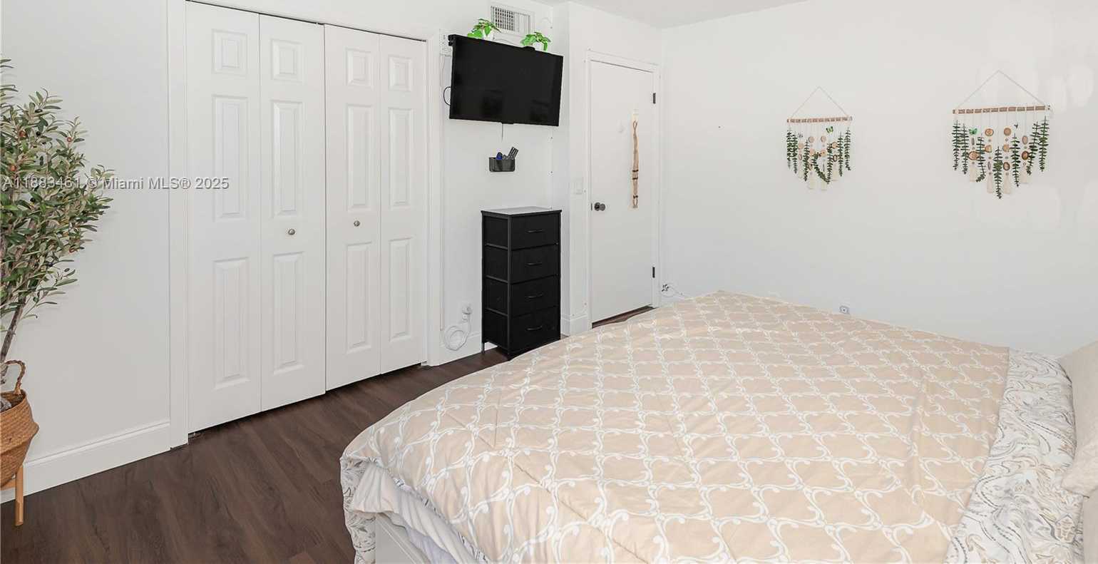 Small Image of 150 LAKEVIEW DR #205, Weston Number 17