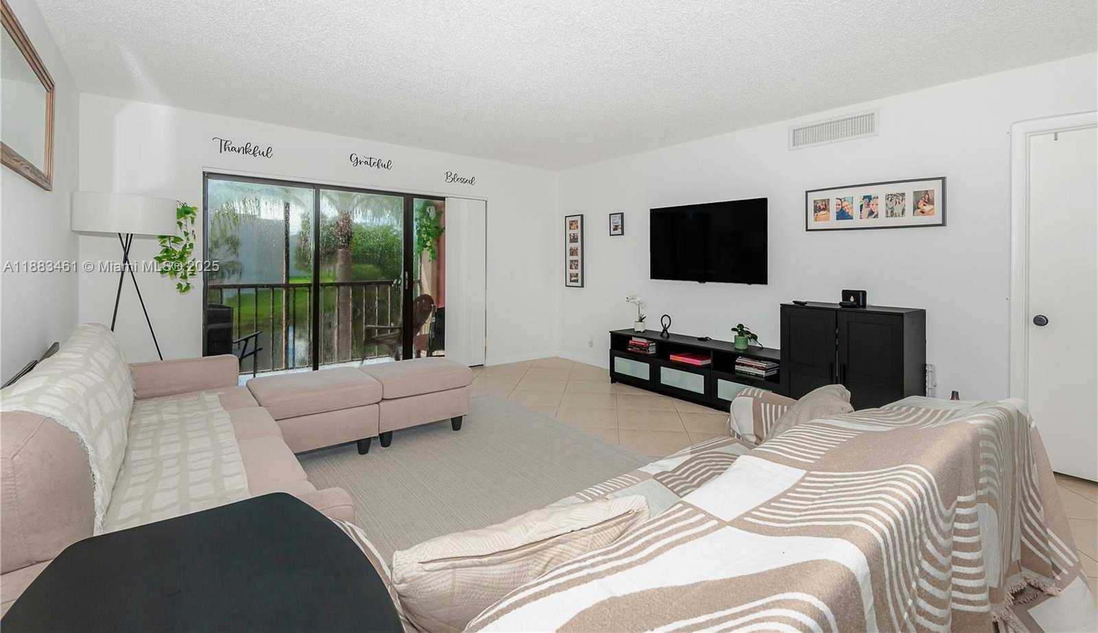 Small Image of 150 LAKEVIEW DR #205, Weston Number 3