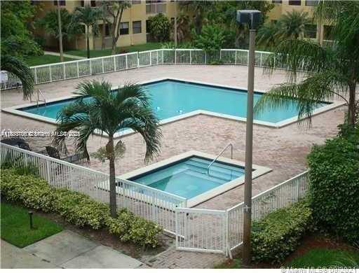 Small Image of 8290 LAKE DR #250, Doral Number 17