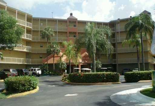 Small Image of 8290 LAKE DR #250, Doral Number 4