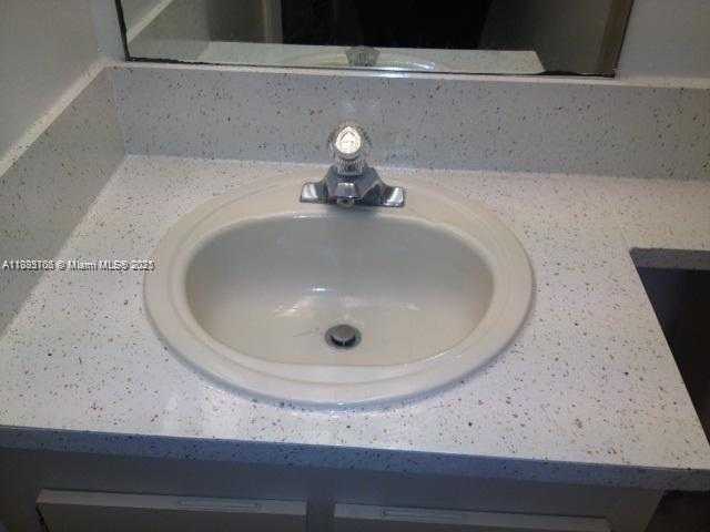 Small Image of 8290 LAKE DR #250, Doral Number 5
