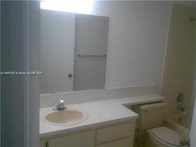 Small Image of 8290 LAKE DR #250, Doral Number 6