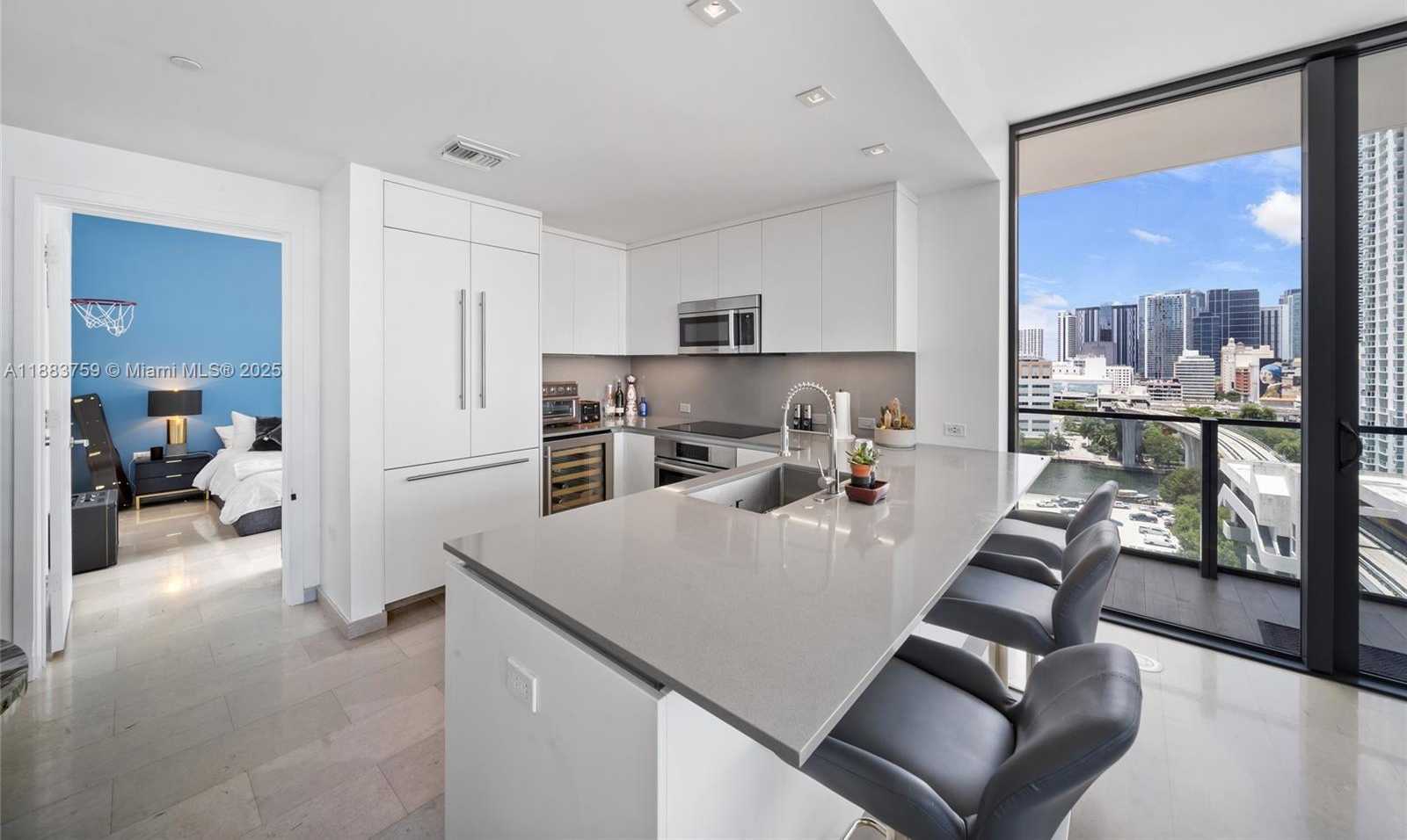 Small Image of 68 SOUTH EAST 6TH ST #811, Miami Number 3