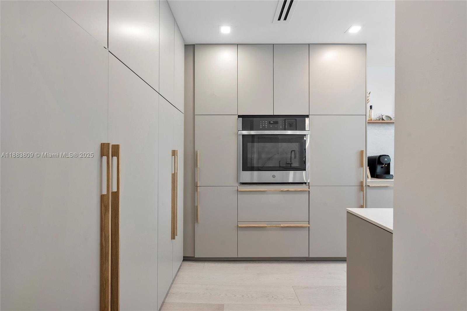 Small Image of 1390 OCEAN DR #202, Miami Beach Number 15