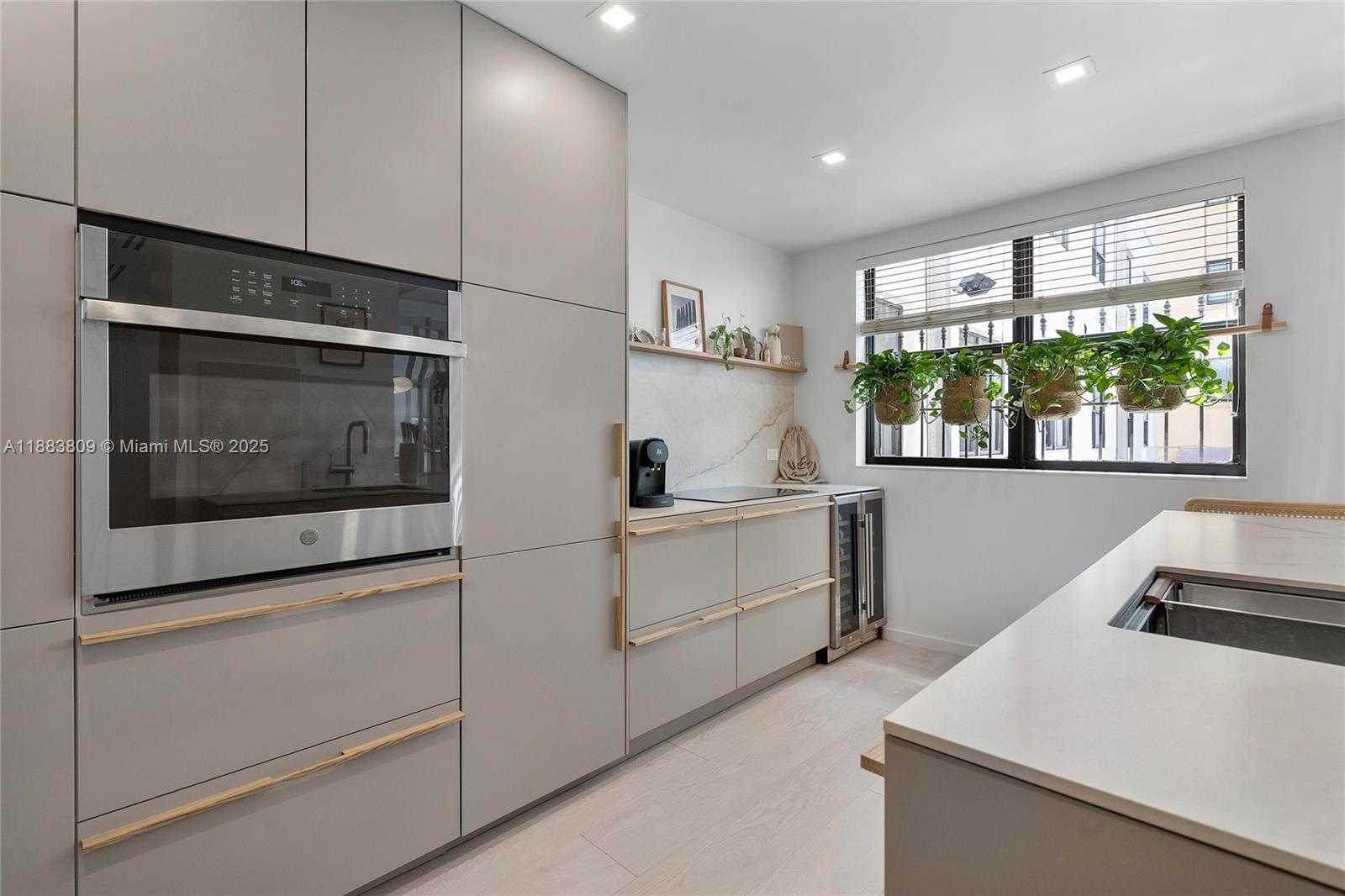 Small Image of 1390 OCEAN DR #202, Miami Beach Number 16