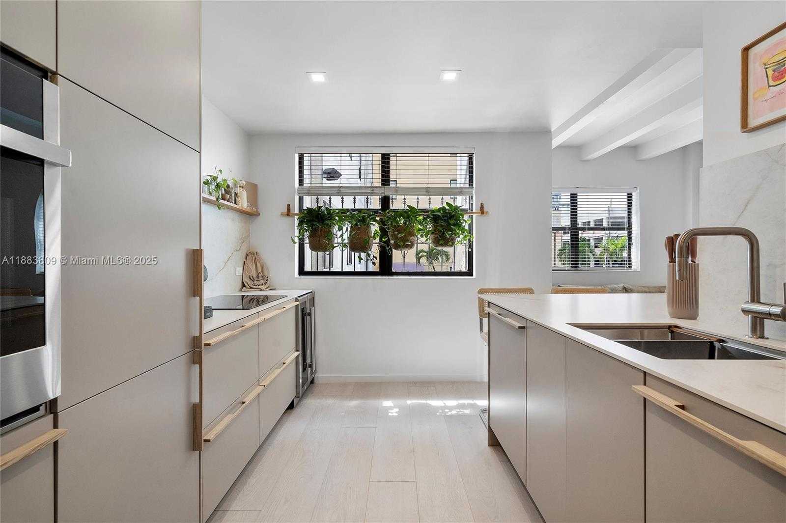 Small Image of 1390 OCEAN DR #202, Miami Beach Number 17
