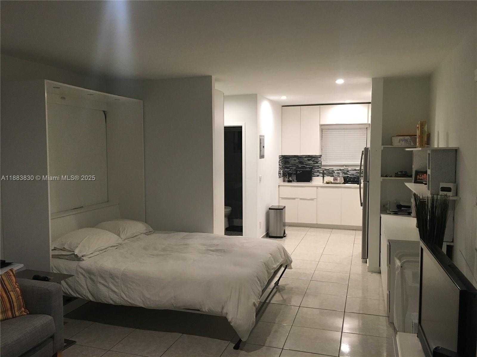 Small Image of 158 OCEAN DR #407, Miami Beach Number 2