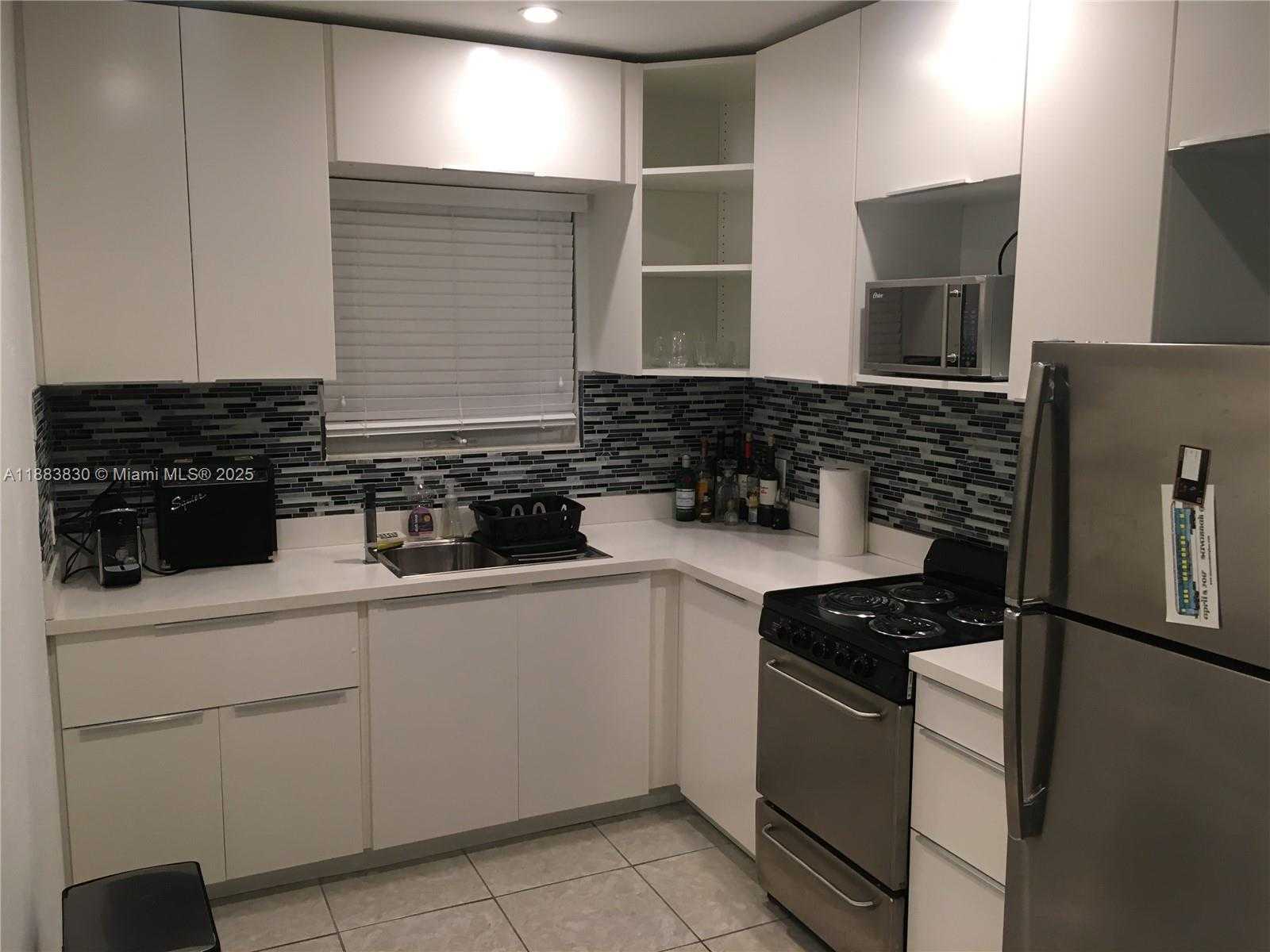 Small Image of 158 OCEAN DR #407, Miami Beach Number 3