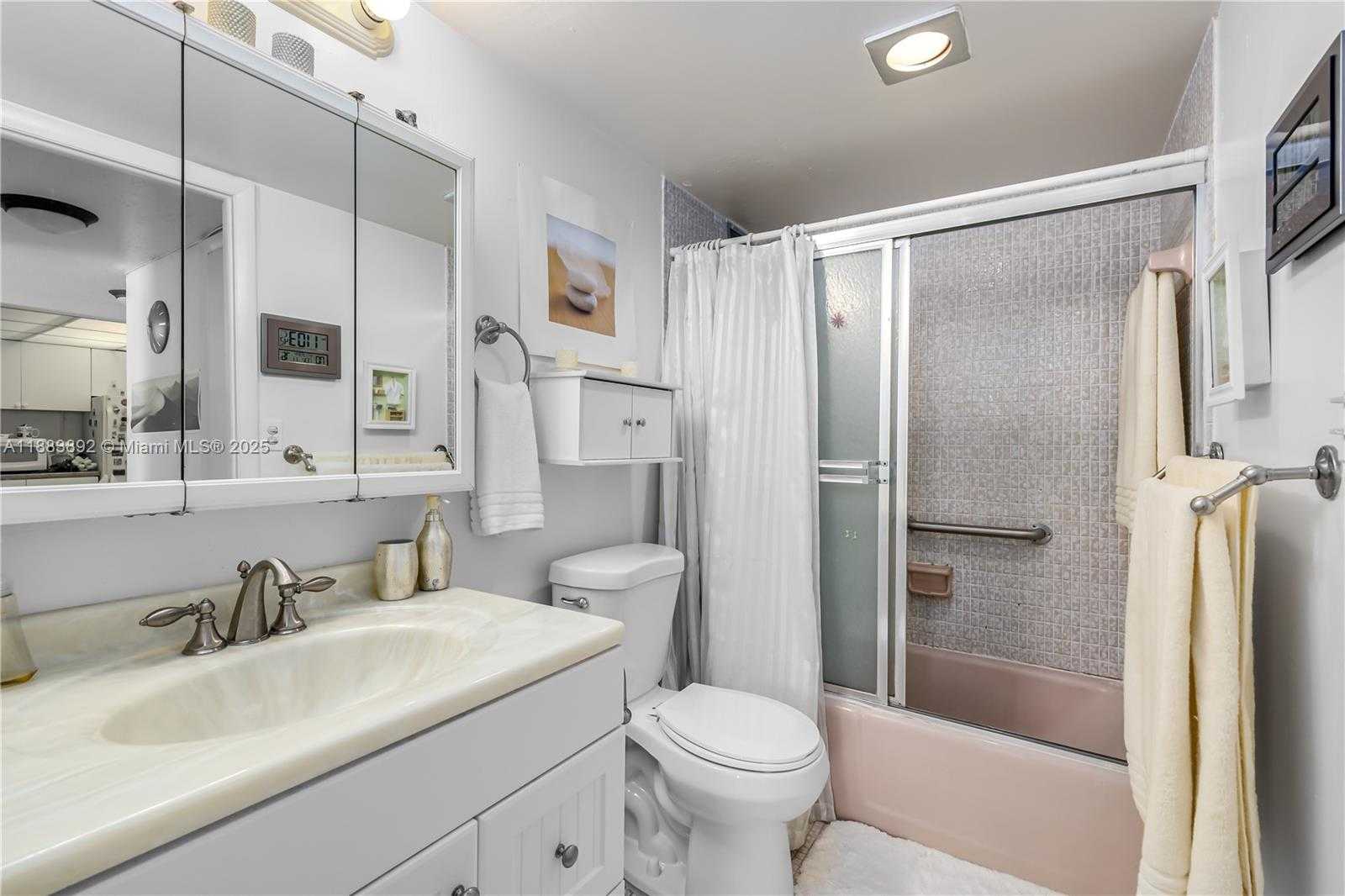 Small Image of 345 OCEAN DR #707, Miami Beach Number 14