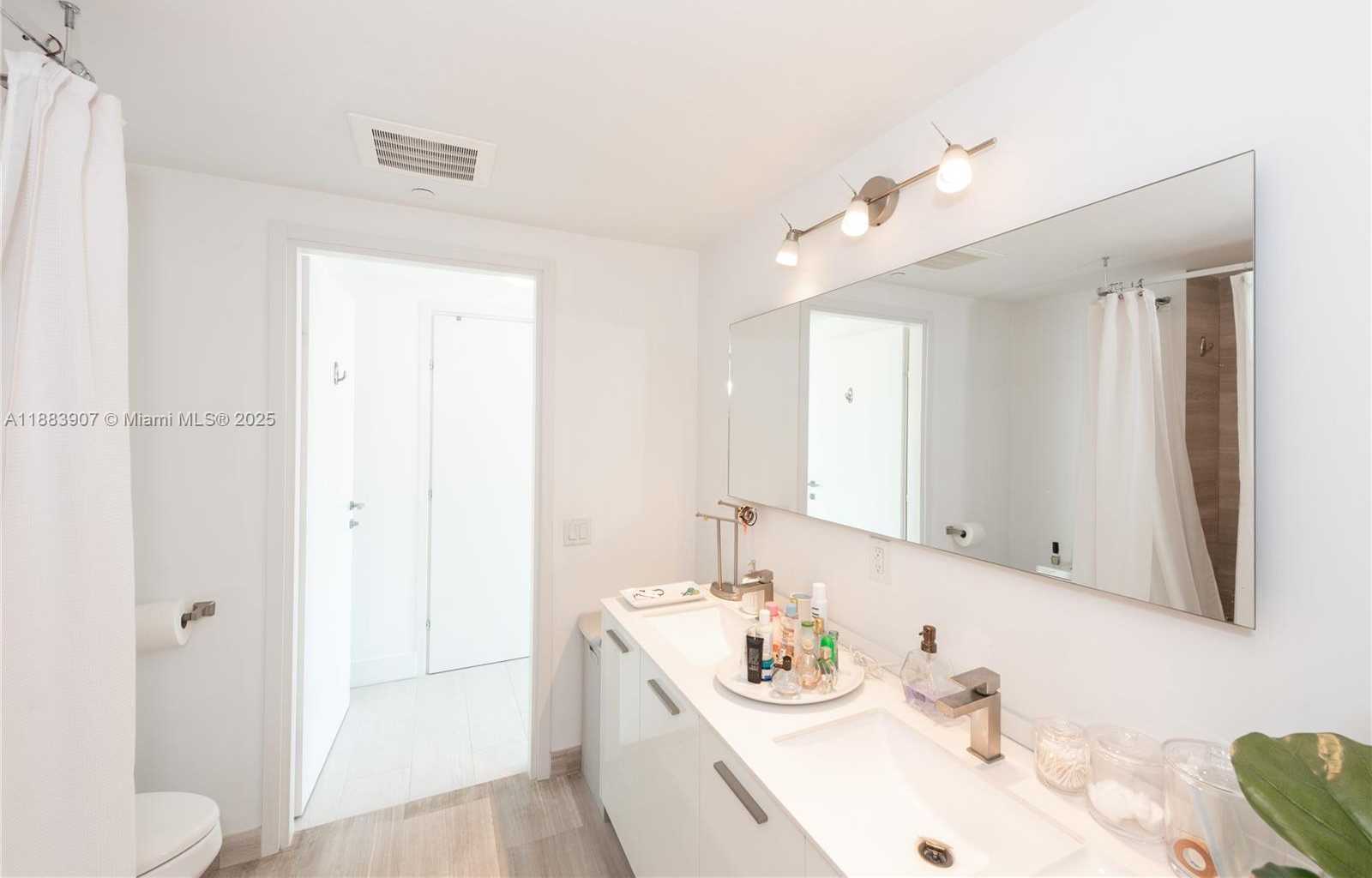 Small Image of 1300 BRICKELL BAY DR #708, Miami Number 12