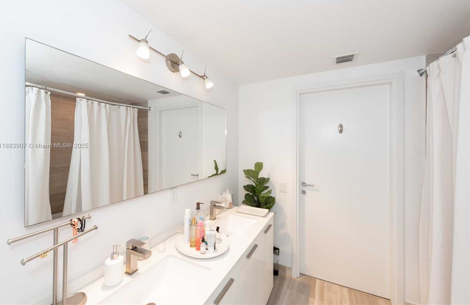Small Image of 1300 BRICKELL BAY DR #708, Miami Number 13