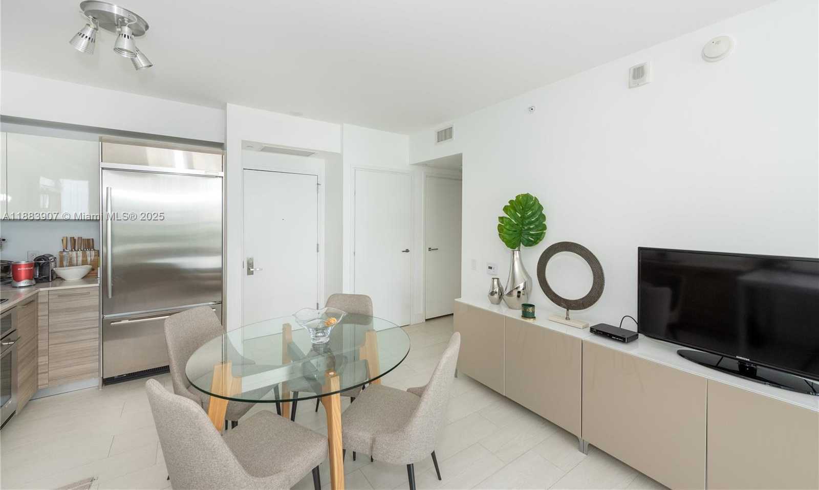 Small Image of 1300 BRICKELL BAY DR #708, Miami Number 4
