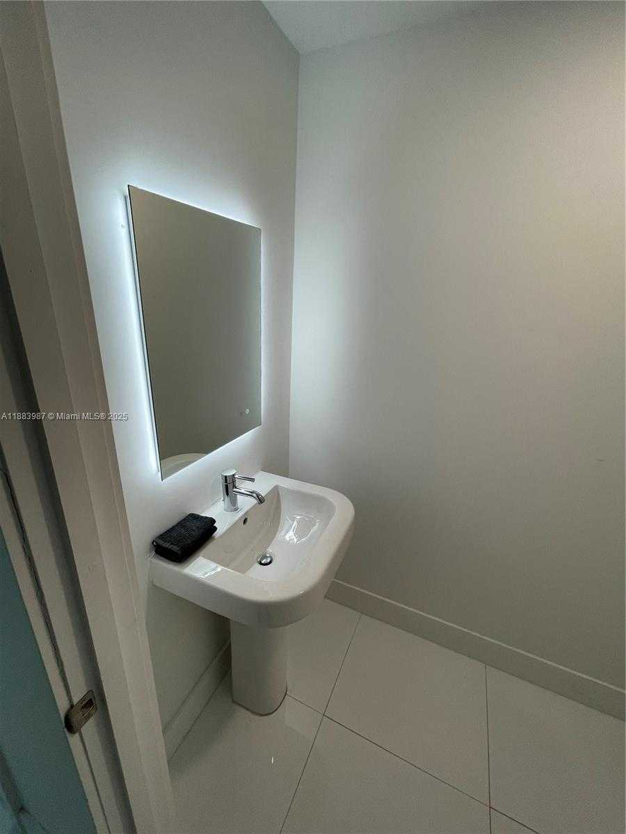 Small Image of 1040 BISCAYNE BLVD #1905, Miami Number 30