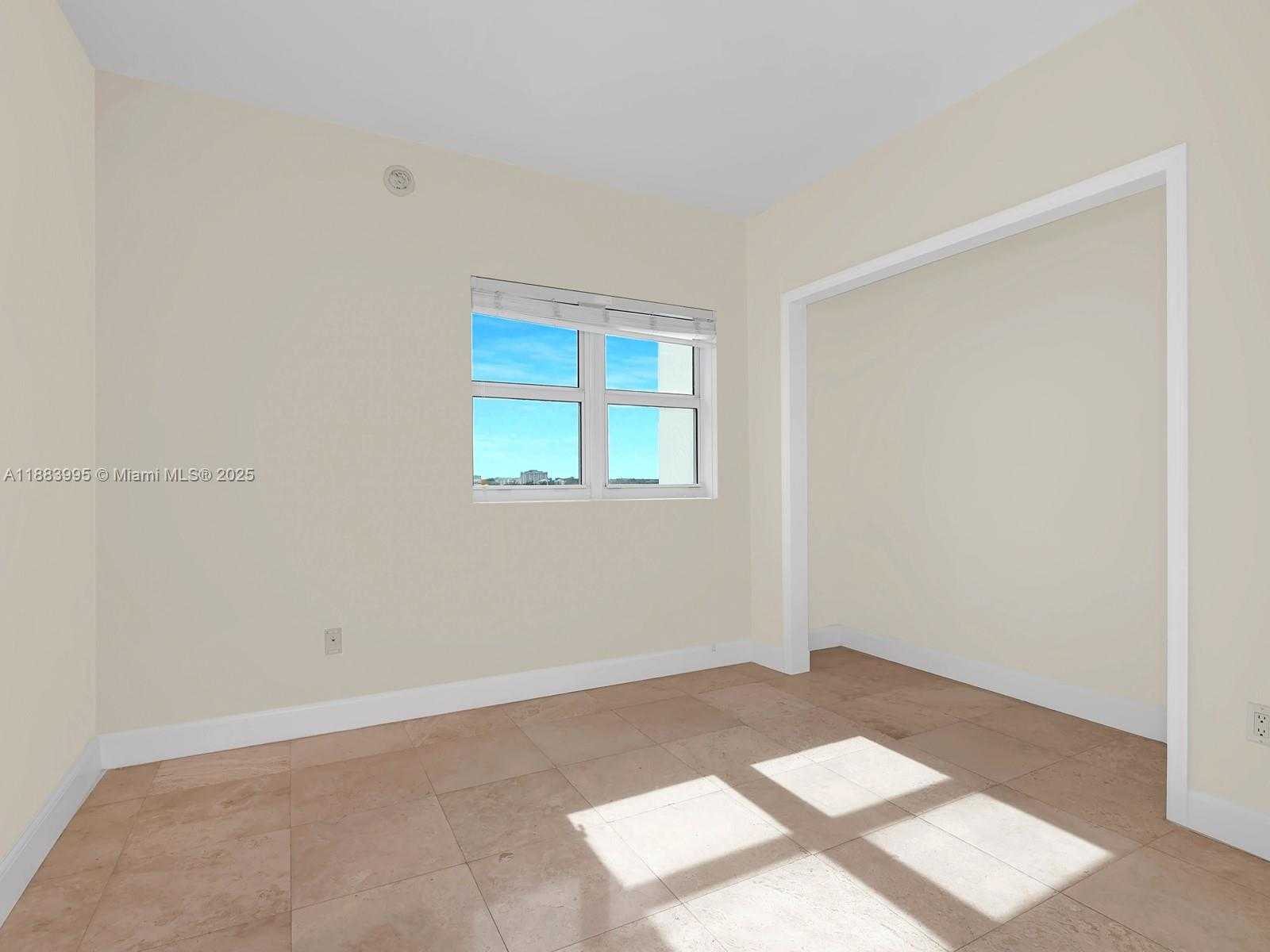 Small Image of 15051 ROYAL OAKS LN #906, North Miami Number 26