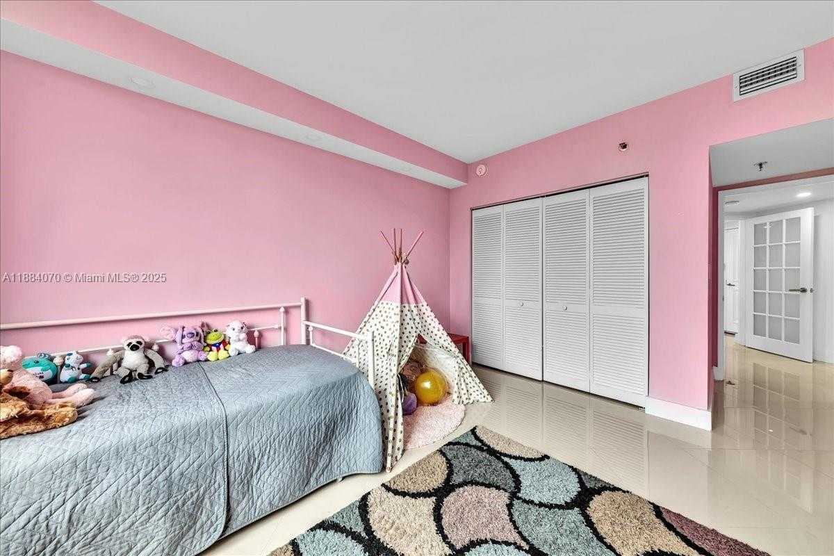 Small Image of 520 BRICKELL KEY DR #A621, Miami Number 30
