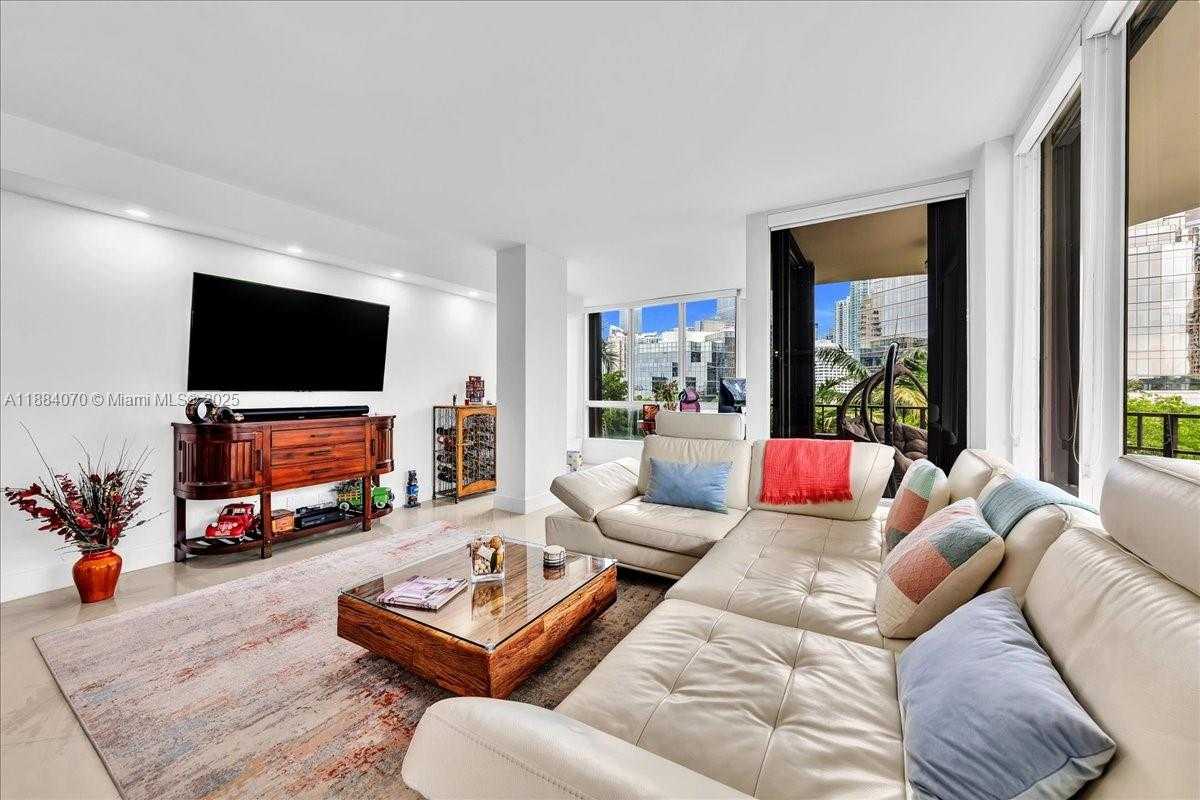 Small Image of 520 BRICKELL KEY DR #A621, Miami Number 4