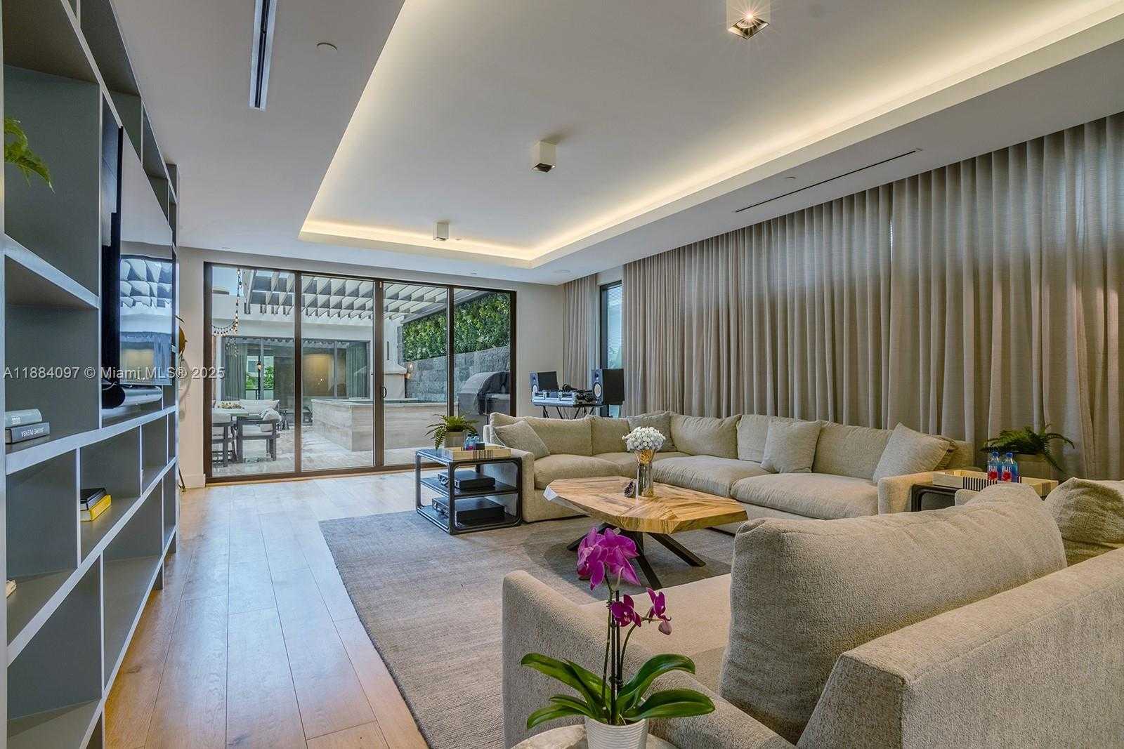 Small Image of 350 MERIDIAN AVE #PH, Miami Beach Number 2