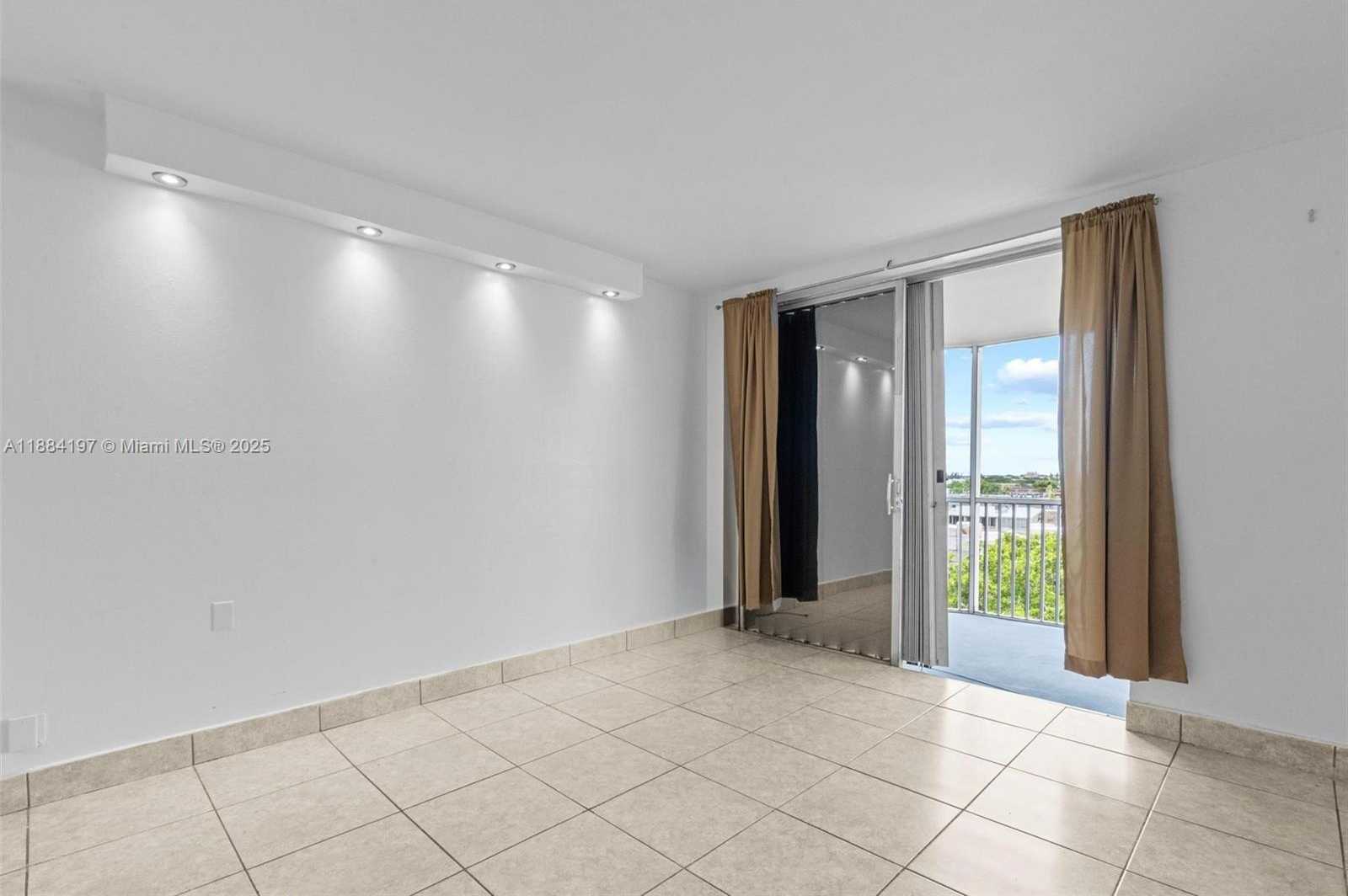 Small Image of 1750 NE 191st St, Miami, FL 33179, USA Number 12