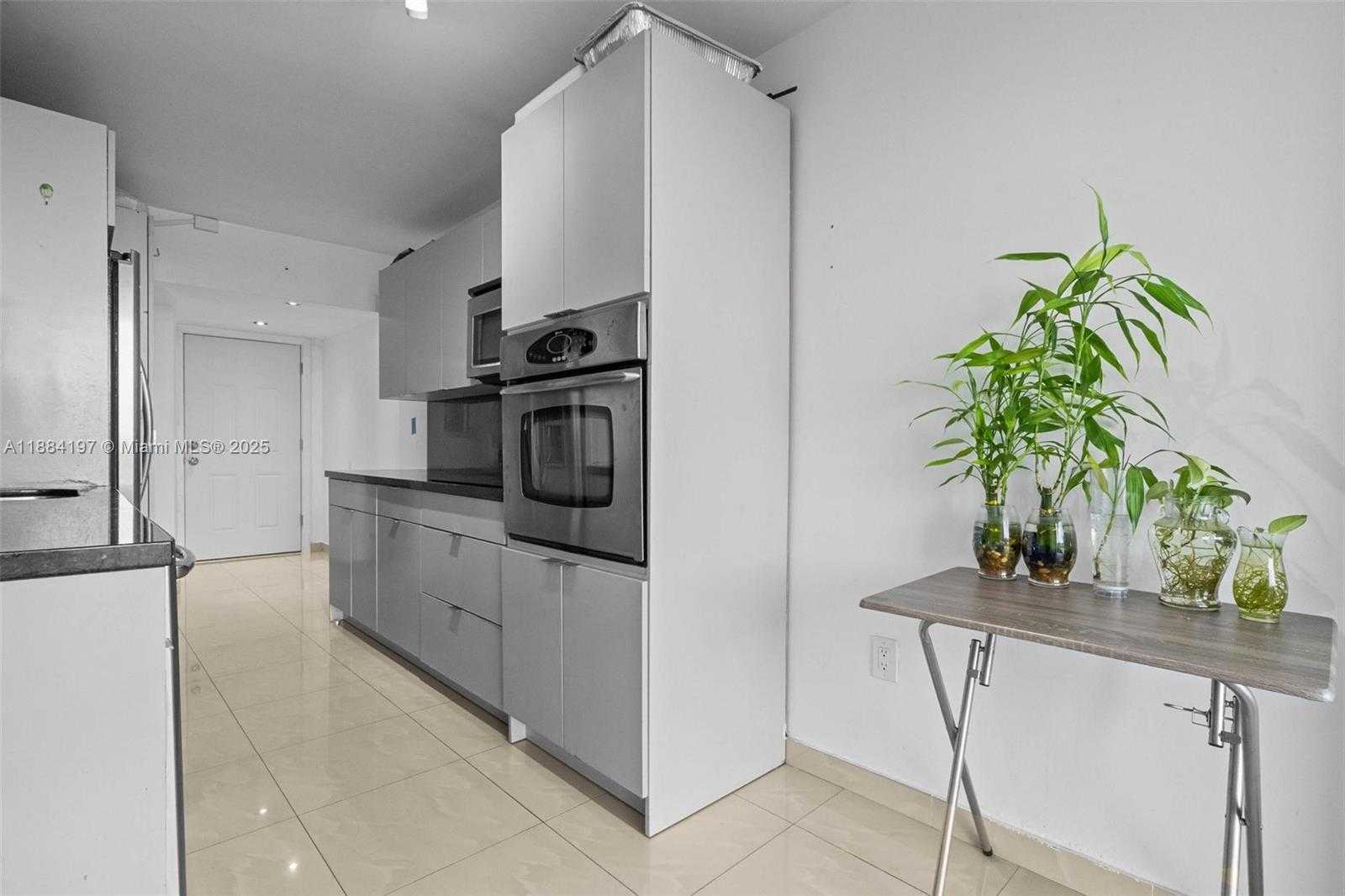 Small Image of 1750 NE 191st St, Miami, FL 33179, USA Number 17