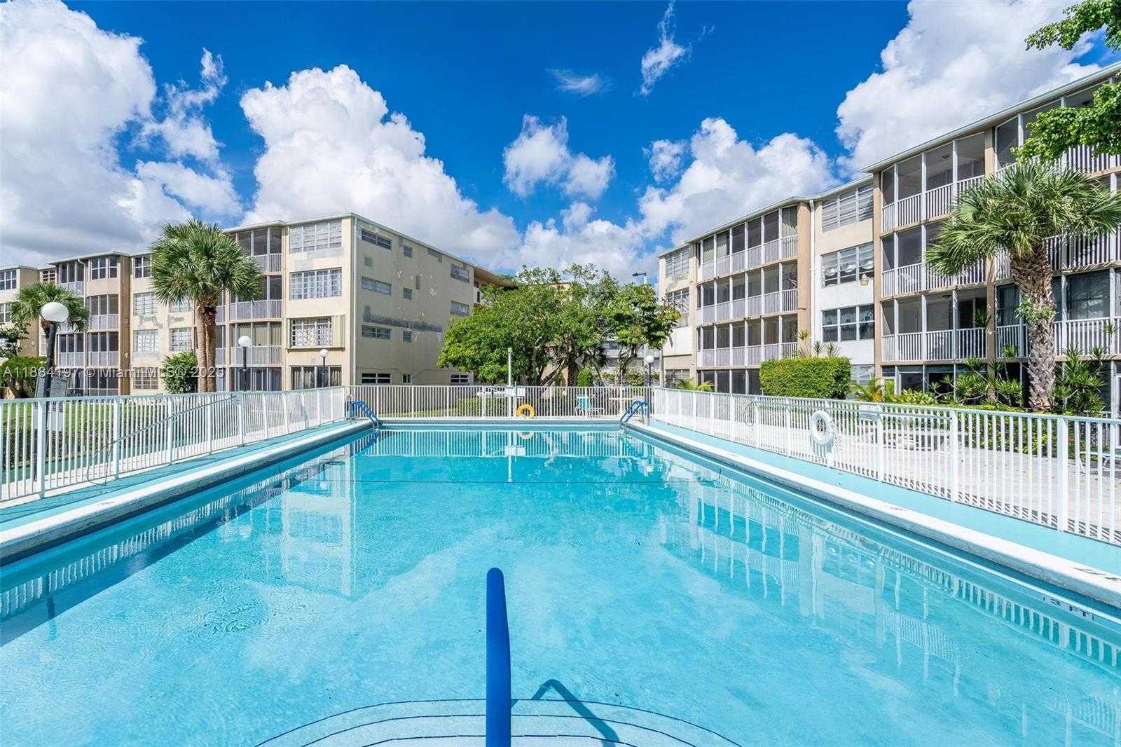 Small Image of 1750 NE 191st St, Miami, FL 33179, USA Number 23