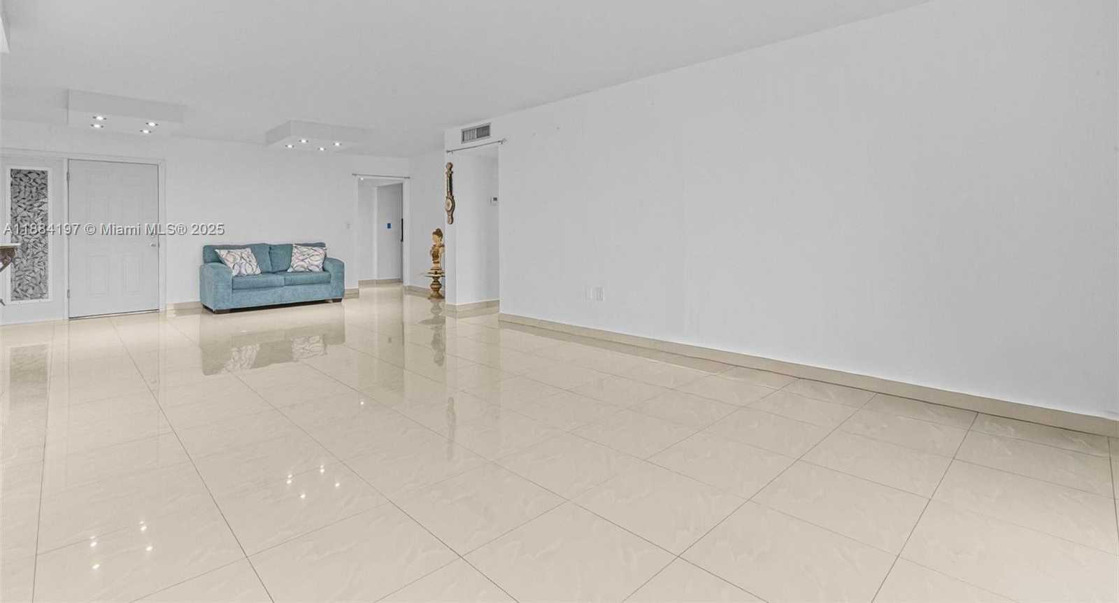 Small Image of 1750 NE 191st St, Miami, FL 33179, USA Number 9
