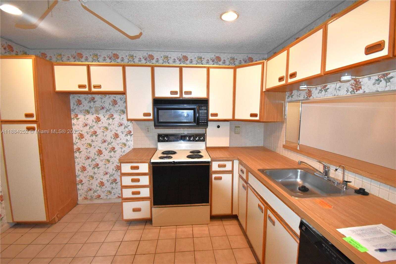 Small Image of 2908 SOUTH CARAMBOLA CIR S #402, Coconut Creek Number 2