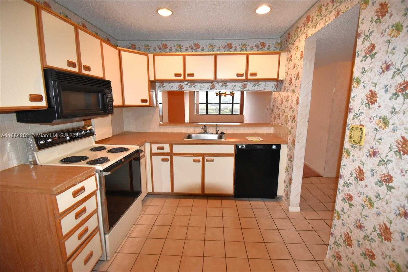 Small Image of 2908 SOUTH CARAMBOLA CIR S #402, Coconut Creek Number 3